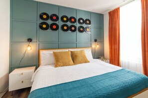 Tabla de planchar con plancha, wifi gratis y ropa de cama 