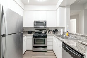 Refrigerador, microondas, horno y parrilla de estufa 