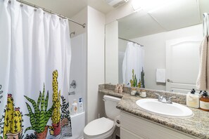 Secadora de cabello, toallas, jabón, shampoo 