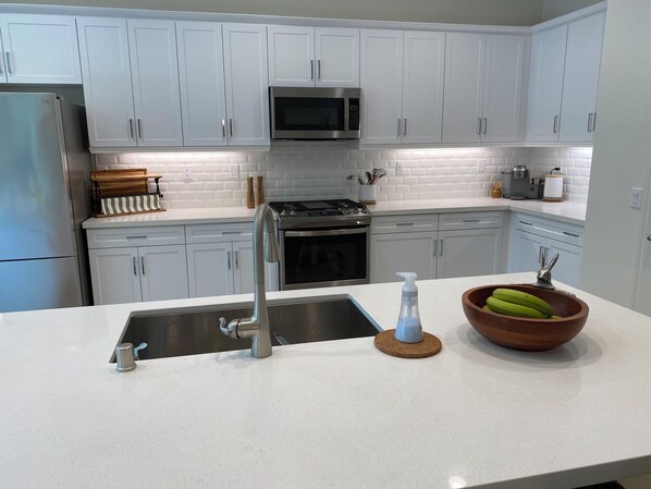 Mikrobølgeovn, ovn, kokeplater og oppvaskmaskin