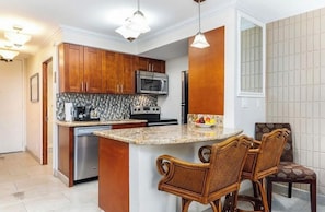 Mikrobølgeovn, ovn, kokeplater og oppvaskmaskin