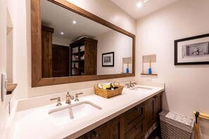 Shower, hair dryer, shampoo - Plaza Mercado 22 at Las Catalinas (Las Catalinas)