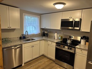 Microwave, oven, stovetop, dishwasher - Livie’s Cozy Cottage Near Collierville (Olive Branch)