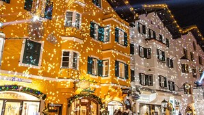Un immeuble à plusieurs étages, décoré de guirlandes lumineuses et orné d’une grande étoile sur la façade.