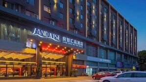 Un hotel con fachada moderna, amplias ventanas y un letrero destacado del Hotel Landwise.