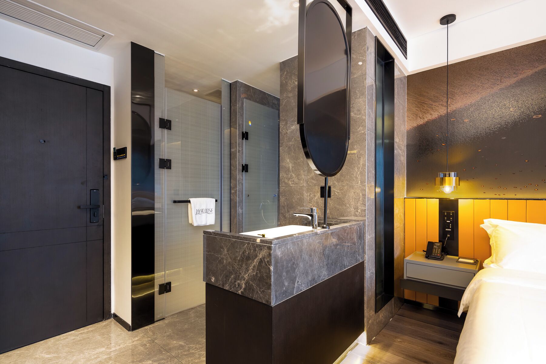 Un bagno moderno con uno specchio grande, un lavandino e una zona doccia.