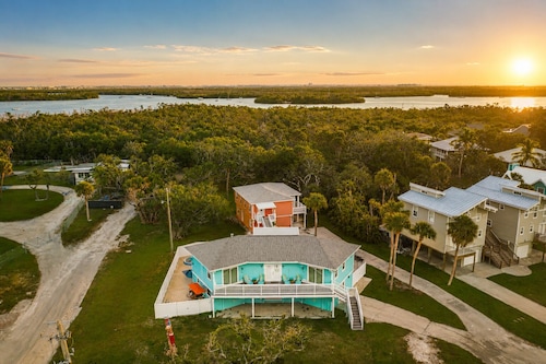 Fort Myers Beach Game Room Sleeps 16+ Trolley