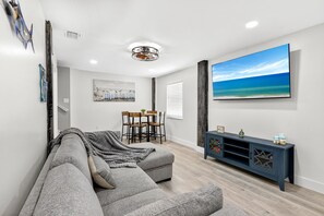 Älytelevisio, videopelejä, pöytätennispöytä, kirjoja