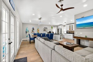 Een smart-tv, videogames, een tafeltennistafel en boeken