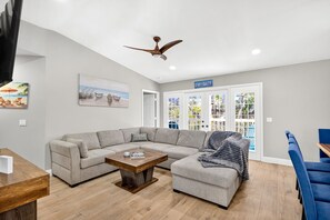 Älytelevisio, videopelejä, pöytätennispöytä, kirjoja