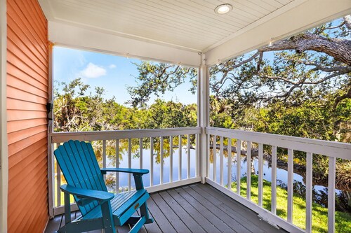 Your Getaway to Paradise on a Private Lake and a Block from the Beach Awaits!