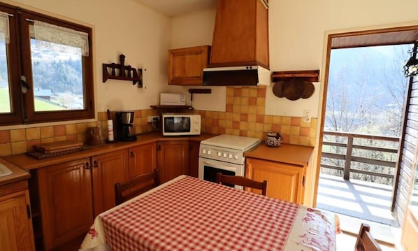 Fridge, microwave, oven, dishwasher - Chalet in Alps With Fireplace & Ski Access (Beaufort)