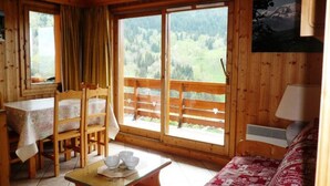 Living area - 3-room Apartment for 5 People Near Meribel Center (Les Allues)