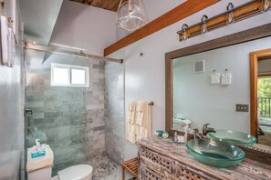 Chuveiro, secador de cabelo, toalhas de banho, shampoo