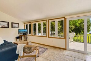 Televisión, chimenea y libros 