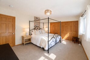 3 bedrooms, desk, iron/ironing board, travel crib