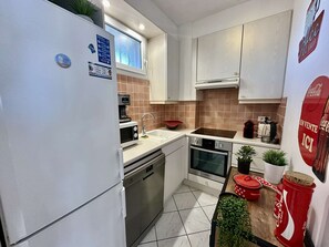 Jääkaappi, mikroaaltouuni, uuni, astianpesukone