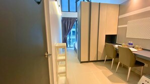 Una zona pranzo moderna con soffitto alto, vista all'esterno e una parete divisoria.