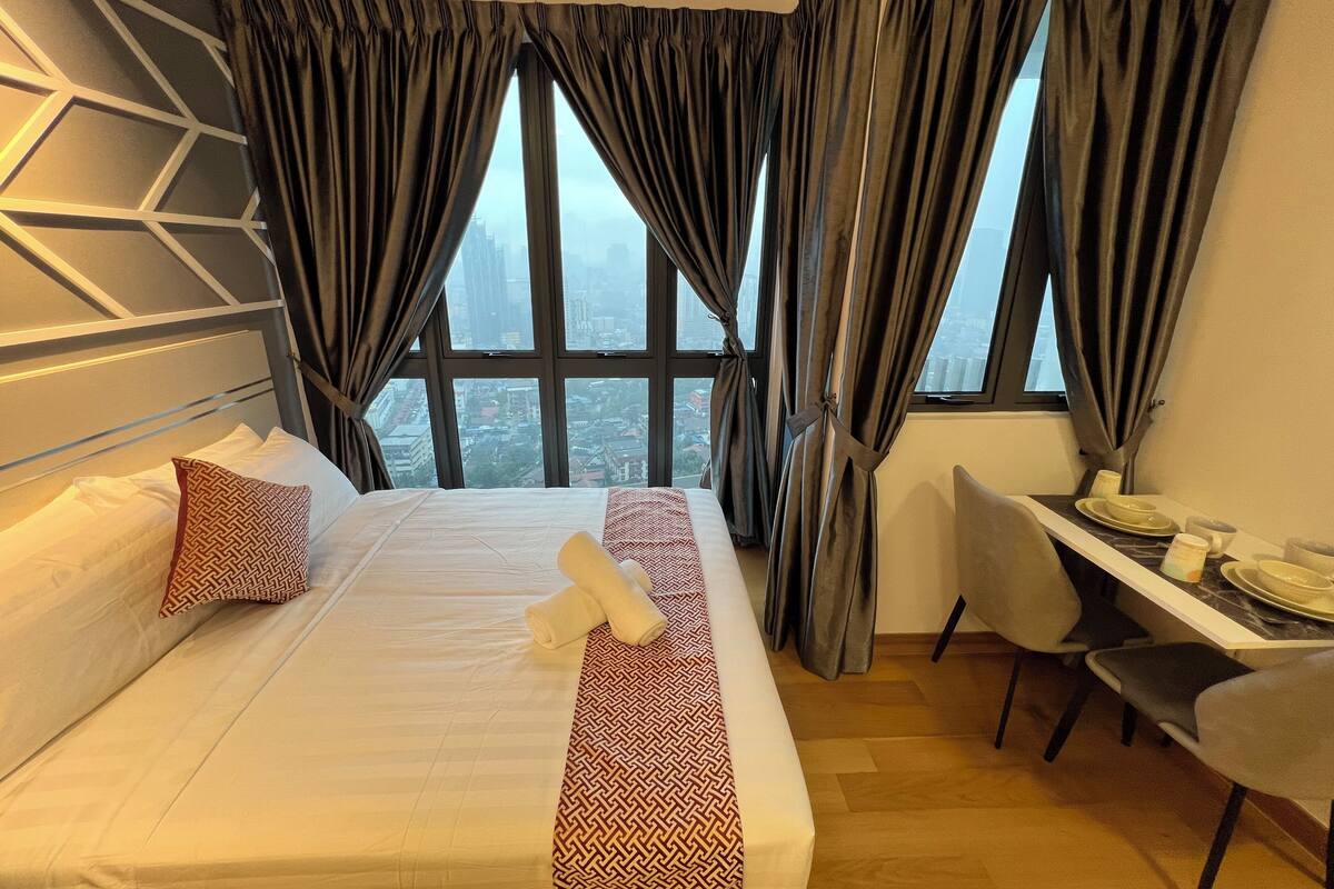 Desk, laptop workspace, iron/ironing board, free WiFi