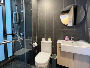 Studio Superior, ban công, quang cảnh thành phố | Phòng tắm | Buồng tắm vòi sen, máy sấy tóc, khăn tắm, xà phòng 