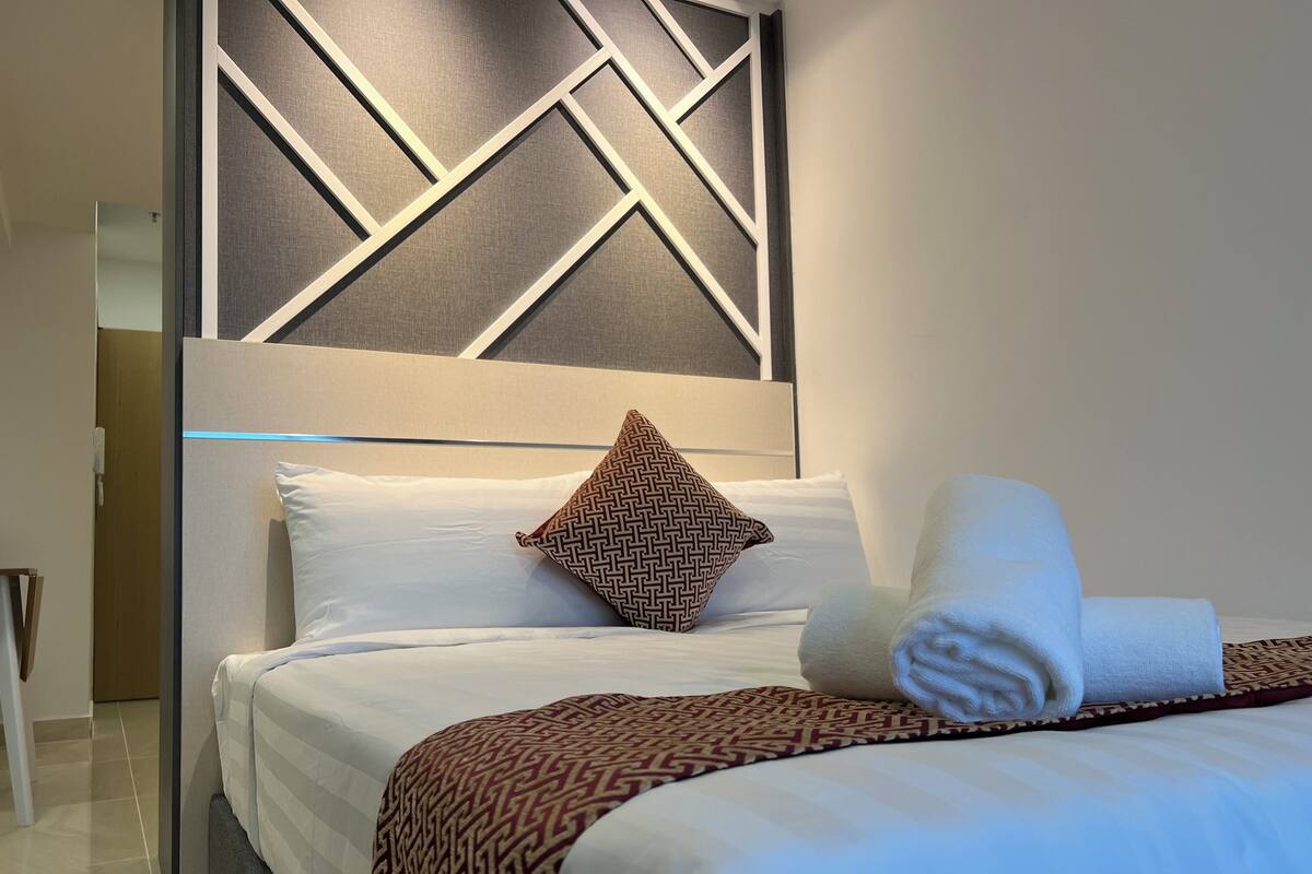 Desk, laptop workspace, iron/ironing board, free WiFi