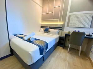 Classic-Studio | Schreibtisch, laptopgeeigneter Arbeitsplatz, Bügeleisen/Bügelbrett