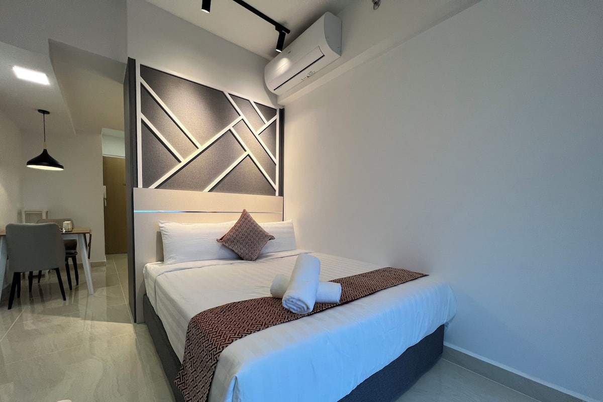 Escritorio y espacio para trabajar con laptop