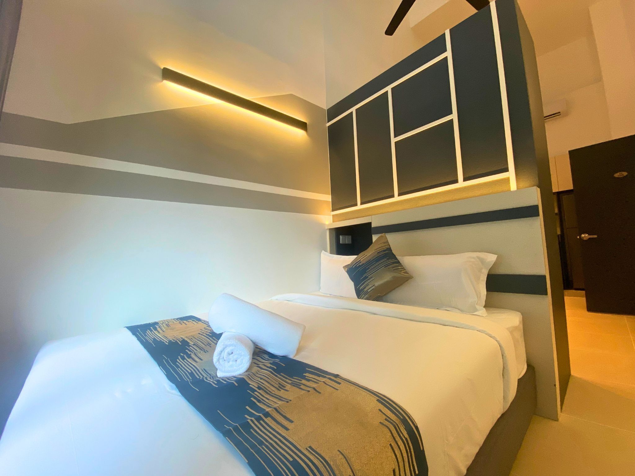 Desk, laptop workspace, iron/ironing board, free WiFi