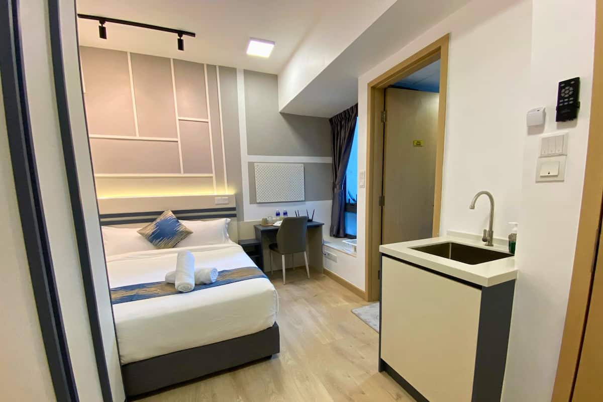 Classic Studio | Desk, laptop workspace, iron/ironing board, free WiFi