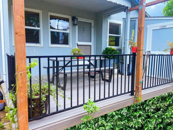 Outdoor dining - Sweet Home with Ample Parking. Only 1-min to Freeway! (Sacramento)