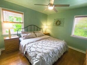 2 bedrooms, free WiFi, bed sheets - Sweet Home with Ample Parking. Only 1-min to Freeway! (Sacramento)