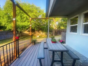 Outdoor dining - Sweet Home with Ample Parking. Only 1-min to Freeway! (Sacramento)