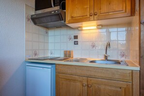 Réfrigérateur, micro-ondes, four, grille-pain