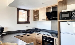 Kühlschrank, Mikrowelle, Ofen, Wasserkocher mit Kaffee-/Teezubehör