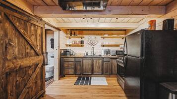 ثلاجة، ميكروويف، فرن، موقد طهي مسطح