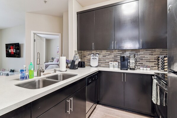 ثلاجة، ميكروويف، فرن، موقد طهي مسطح