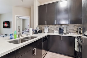 ثلاجة، ميكروويف، فرن، موقد طهي مسطح