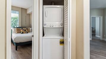 2 chambres, fer et planche à repasser, lit parapluie, Wi-Fi gratuit