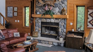 Una televisión, una chimenea
