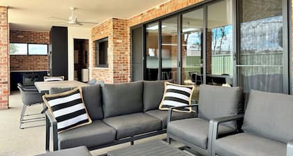 Emmylou Escape - Sleeps 16