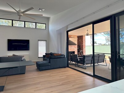 Emmylou Escape - Sleeps 16