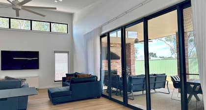 Emmylou Escape - Sleeps 16