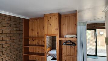 Escritorio, tabla de planchar con plancha, wifi gratis y ropa de cama