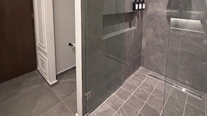 Shower, towels, soap, shampoo - Vista Catedral Self Check in (Guadalajara)