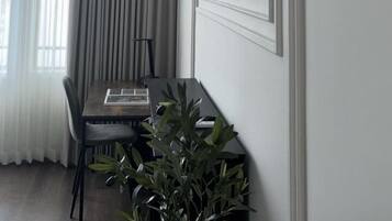 Escritorio, espacio para trabajar con laptop y cortinas blackout