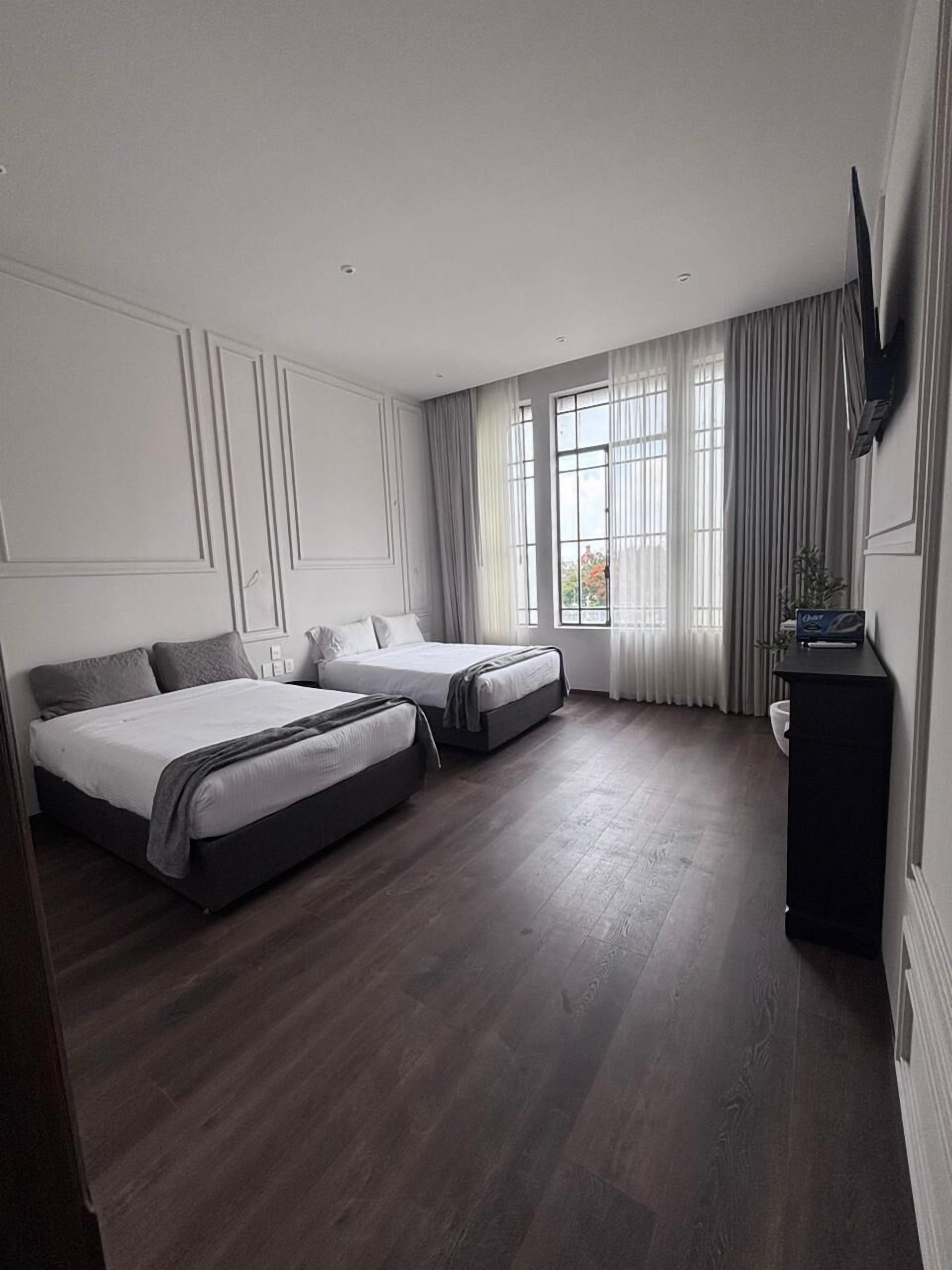 Meja, ruang kerja komputer riba, langsir/tirai gelap terus 