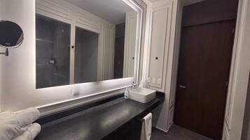 Regadera, toallas, jabón, shampoo