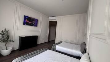 Escritorio, espacio para trabajar con laptop y cortinas blackout