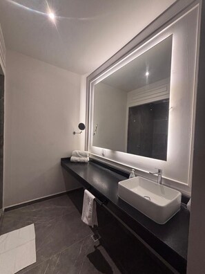 Shower, towels, soap, shampoo - Vista Catedral Self Check in (Guadalajara)