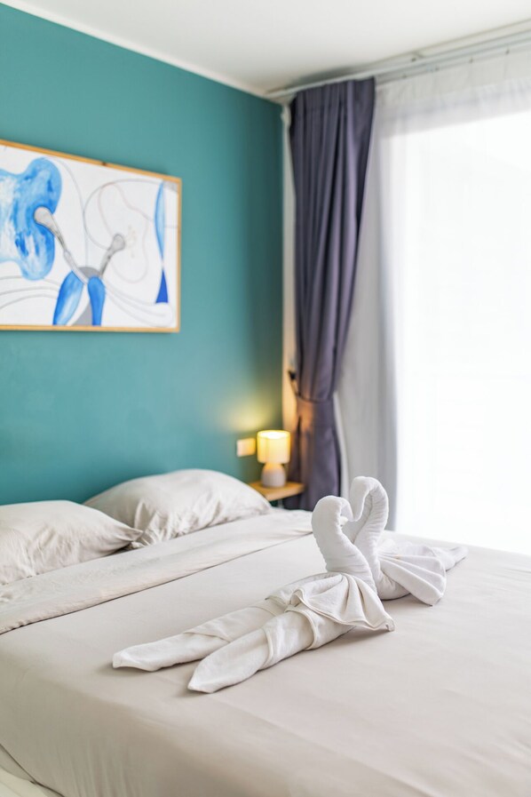 Appartement, balcon | Coffres-forts dans les chambres, rideaux occultants